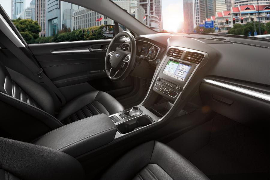 Интерьер Ford Fusion Energi 2018 года  (фото 6 из 26)